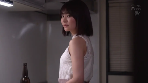 站立 · 平静 · 回眸 · 酒瓶 · 厨房 · 短发 · 白色蕾丝衫 · 侧身特写