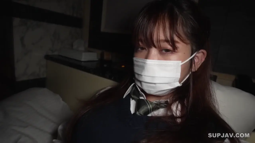 顔のクローズアップ · 薄暗な室内 · 白色口罩 · 斜靠 · 眼神迷离 · 佩戴口罩 · 制服系 · JK制服配领带