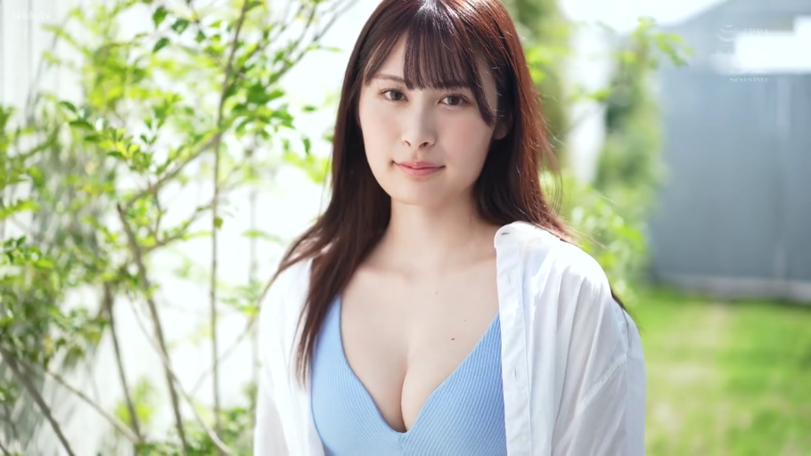 蓝色深V上衣 · 半身特写 · 凝视 · 事业线 · 户外花园 · 温柔微笑 · 正面站立