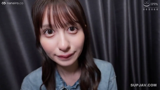 室内 · 顔部のクローズアップ · 微笑 · 注視 · 长发 · 俯瞰撮影 · 牛仔外套