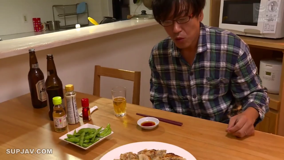 坐姿 · 中景 · 平静 · 室内餐厅 · 用餐 · 格纹衬衫 · 成年男性 · 酒瓶与食物