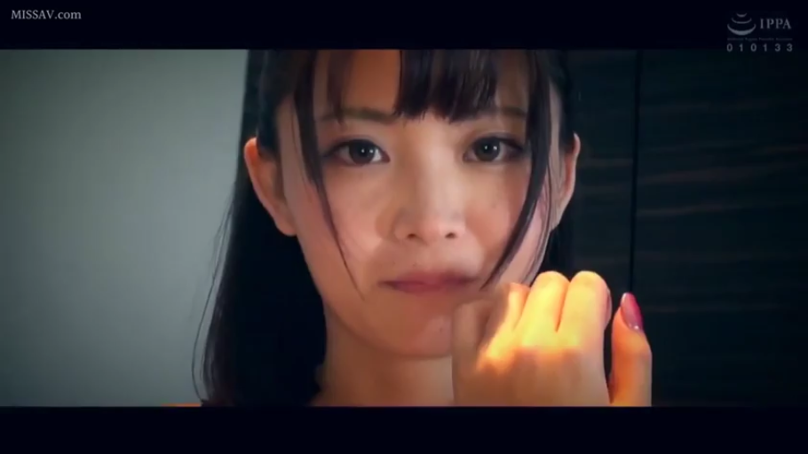 室内 · 平静 · 面部特写 · 注视 · 裸露肩膀 · 手部扶脸