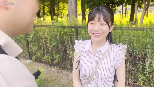 坐姿 · 卧室 · 胸部特写 · 巨乳 · 床 · 诱惑 · 揉搓乳房 · 浅色胸罩