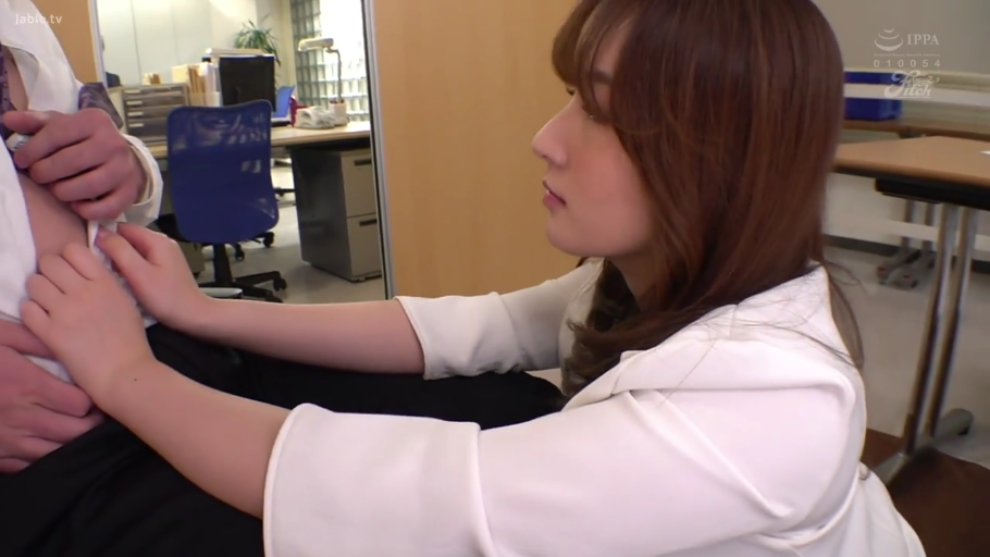 专注 · 办公室 · 跪姿 · 职业装 · 职场诱惑 · 侧脸 · 办公家具 · 撩起衣服