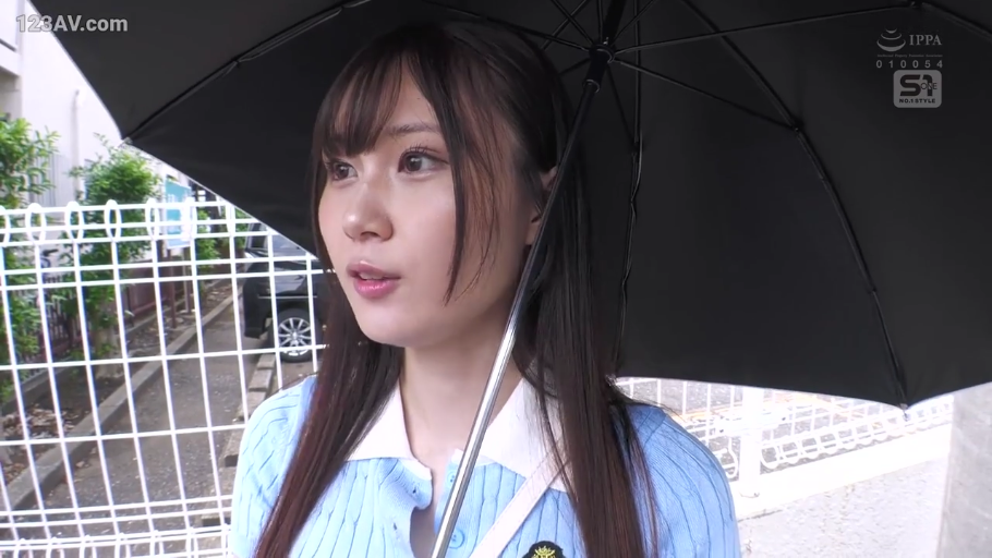 中景 · 站姿 · 摆拍 · 微笑 · 舞台 · 蓝色绸缎裙 · 粉色羽毛扇 · 演出