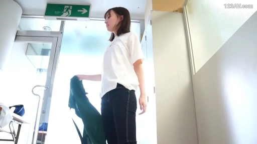 全身 · 站立 · 自然 · 办公室内 · 黑色长裤 · 准备换装