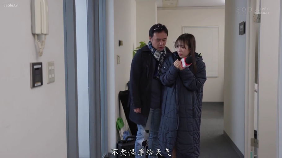 中景 · 站姿 · 走廊 · 羽绒大衣