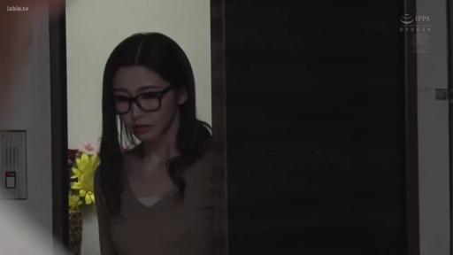 半身特写 · 黑框眼镜 · 室内门口 · 严肃表情 · 观察行为 · 淑女风格 · 窥视姿势 · 棕色V领上衣