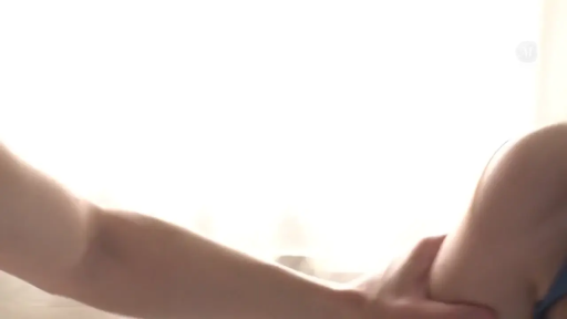 室内 · 高光 · 蓝色内衣 · 肢体接触 · 抓握 · 手臂特写