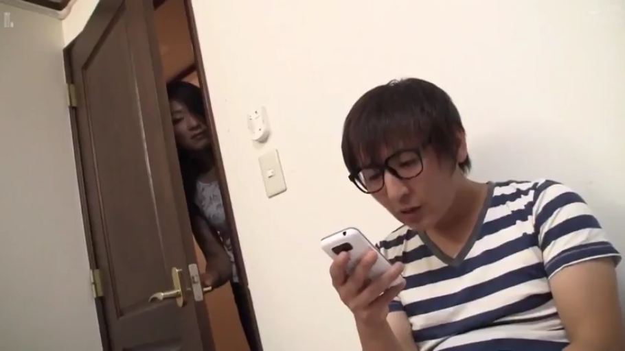 卧室 · 手部 · 对坐 · 戒指 · 灰色针织毛衣 · 佩戴戒指 · 惊喜 · 浪漫氛围