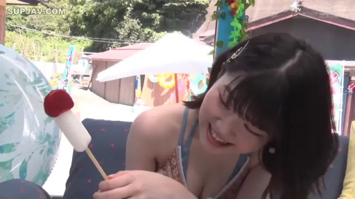 条状糖果 · 花纹比基尼 · 户外夏日场景 · 面部乳沟特写 · 持物坐姿 · 食用条状食物行为 · 甜美微笑表情 · 阳光明亮