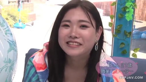 坐姿 · 面部 · 字幕 · 微笑 · 户外 · 访谈 · 耳坠 · 花色罩衫