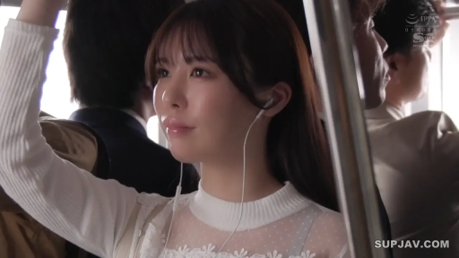 面部 · 站立 · 平静 · ヘッドホン · 白色毛衣 · 横顔 · 公交车内 · 音楽を聴く