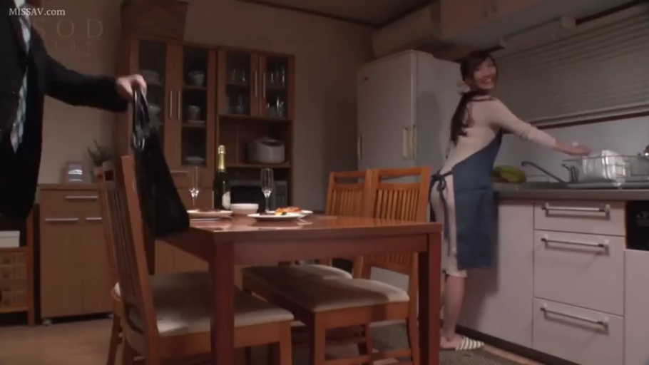 Whole body · Looking Back · Smile · Kitchen · Apron · 迎接