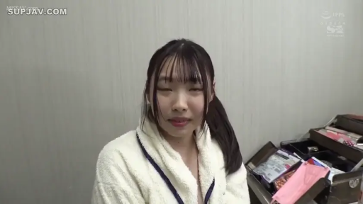 Indoor · Sitting Posture · 平静 · Facing the camera · 胸部以上 · White bathrobe · 齐刘海 · 化妆品盒