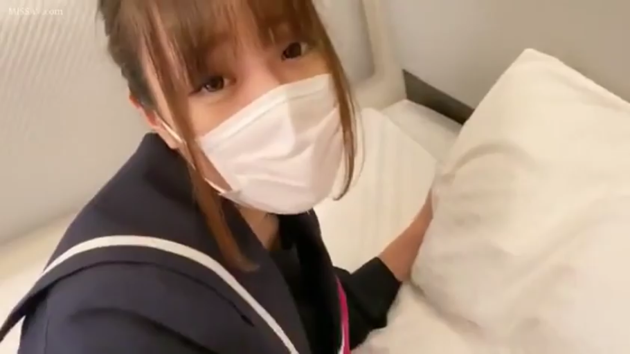 微笑 · 客厅 · 面部特写 · 长发 · 侧坐 · 黑色上衣与浅色外衣 · 羞涩俯视 · 白色杯子