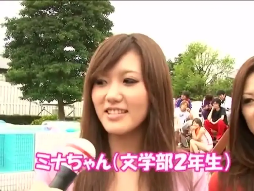 站立 · 自然 · 半身 · 麦克风 · 街头采访 · 户外公园 · 休闲外套 · 素人系列