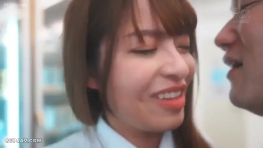 室内 · 面部特写 · 衬衫 · 面对面 · 尴尬 · 亲密互动 · 亚洲