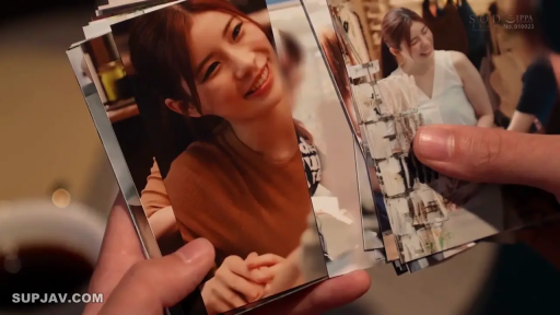 室内 · 微笑 · 便装 · 手部特写 · 照片 · 持握 · 翻看