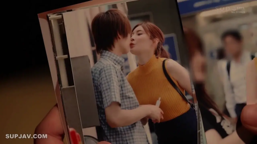 中景 · 亲吻 · 户外 · 照片 · 橙色无袖毛衣 · 亲吻姿势 · 噘嘴 · 回忆