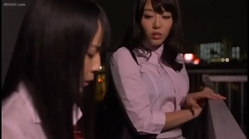 交谈 · 严肃 · 中景 · 栏杆 · 粉色衬衫 · 倚靠 · 阳台 · 夜晚