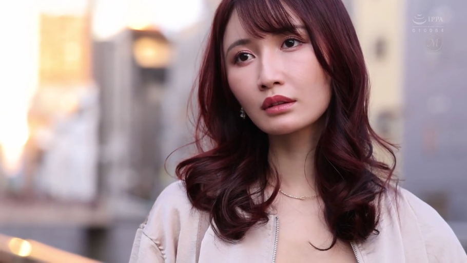 忧郁 · 站立 · 面部特写 · 注视 · 户外 · 休闲夹克