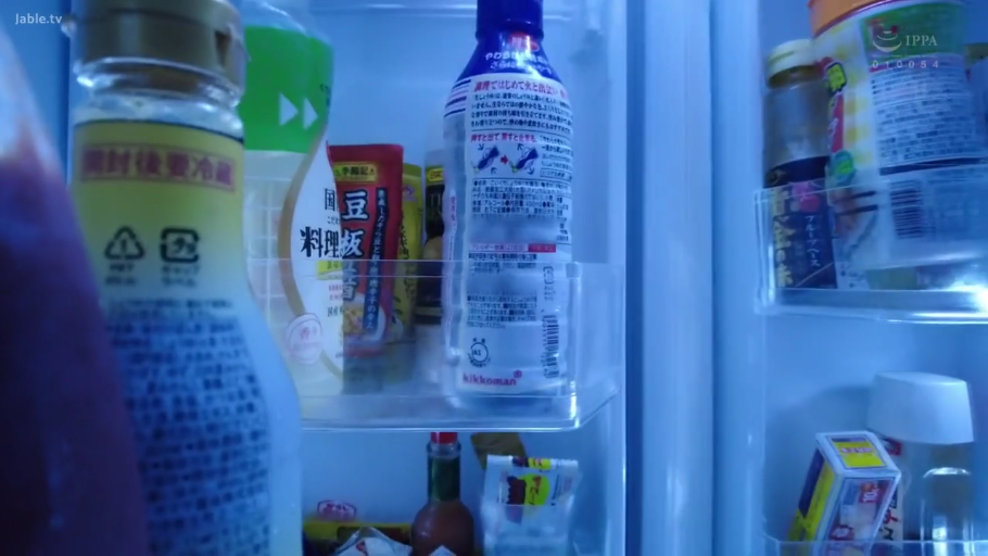 教室 · 师生 · 站立 · 微笑 · 半身 · 职业装 · 黑板 · 讲课
