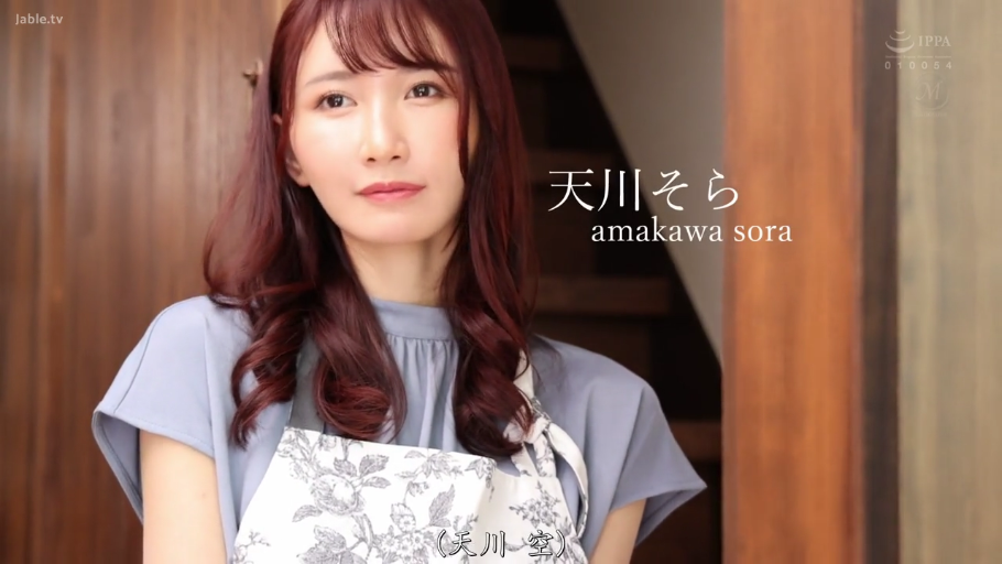 面部 · 站立 · 微笑 · 户外街道 · 面对镜头说话 · 学生制服开衫 · 清纯街拍