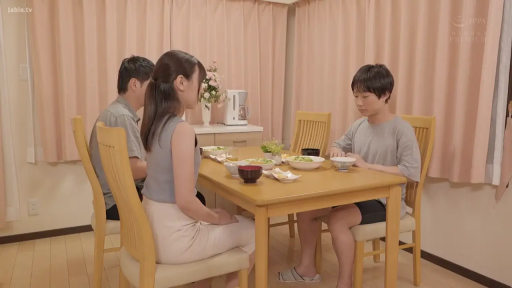 Sitting Posture · Medium shot · 平静 · 餐厅 · Casual wear · Dining