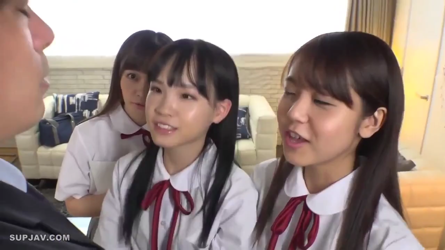 校服 · 站立 · 沙发 · 微笑 · 客厅 · 面部特写 · 对话 · 多人