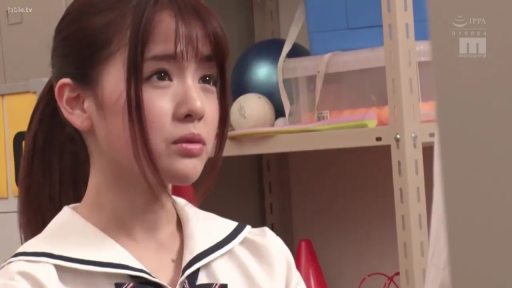 委屈 · 站立 · 半身 · 凝视 · 水手服 · 校园题材 · 器材室 · 球类器材