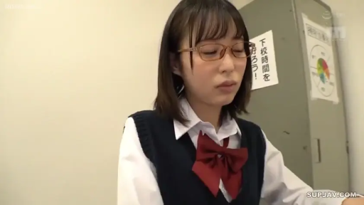 Sitting Posture · School uniform · Glasses · Half-body · 短发 · Close your eyes · 教室内 · Quiet