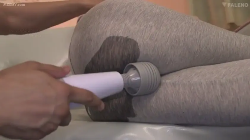 室内 · 臀部特写 · 使用按摩棒 · 撅起姿势 · 震动按摩器 · 灰色紧身裤 · 胯部水渍