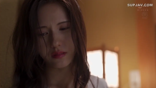 室内 · 忧郁 · 低头 · 脸部特写 · 静止 · 白色针织衫 · 黑色长发