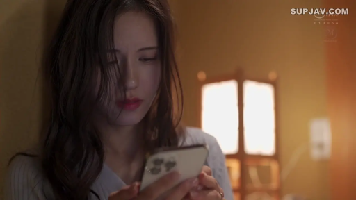 室内 · 低头 · 平静 · 手部 · 手机 · 长发 · 毛衣 · 操作手机