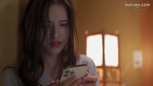 室内 · 忧郁 · 低头 · 面部特写 · 看手机 · 手机 · 暖色调 · 白色针织衫