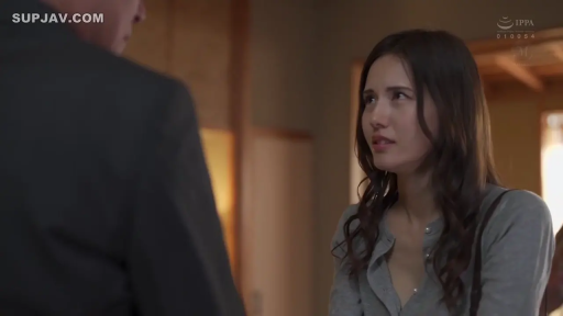 室内 · 站立 · 半身特写 · 交流 · 长发 · 忧虑 · 灰色开衫