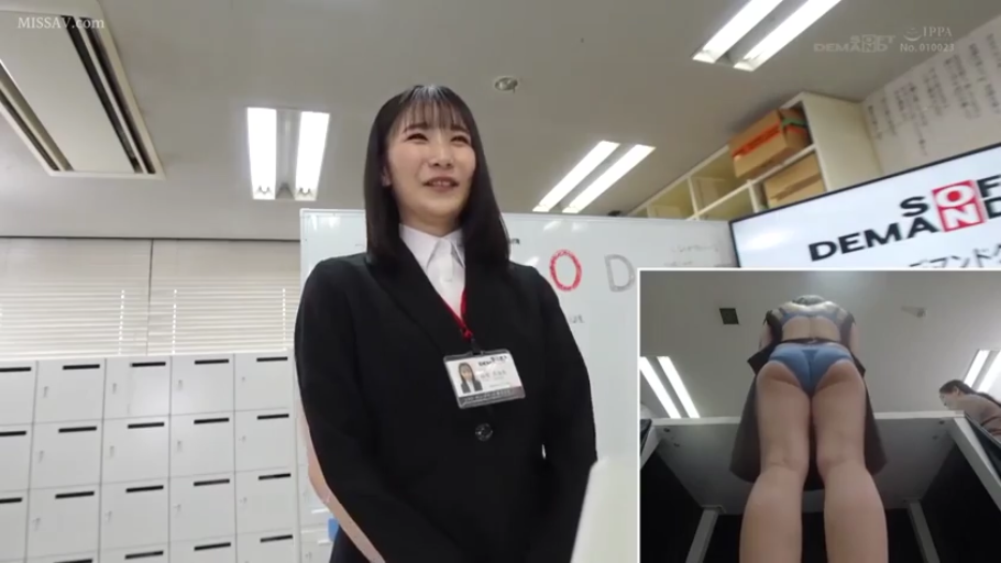 办公室 · 弯腰 · 微笑 · 臀部特写 · 职业装 · OL · 掀裙 · 工牌