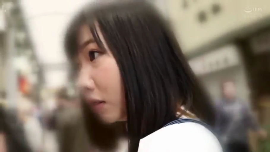 白色上衣 · 警惕 · 日系画质 · 户外街道 · 脸部侧面特写