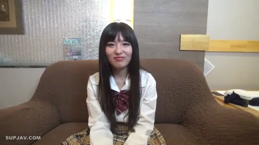 坐姿 · 单人 · 微笑 · 中景 · 百褶裙 · 沙发 · 面对镜头 · 室内客厅