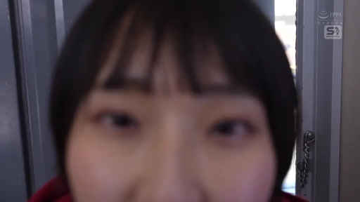 Close-up of the face · Door Lock · bland · POV · 凑近 · Peeping · 红色上衣 · 门后