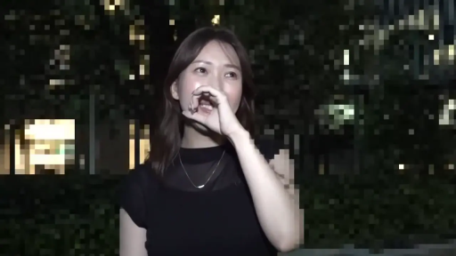 ネックレス · 屋外 · 笑容 · 頭部 · 黑色上衣 · 抬手 · 交流谈话 · 夜景打码