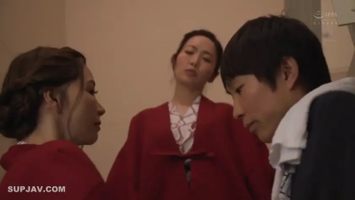 室内 · 严肃 · 站立 · 对视 · 侧脸特写 · 浴衣 · 剧情片