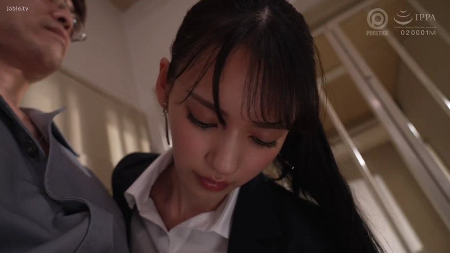 室内 · 身をかがめる · 顔部のクローズアップ · インタラクティブ · OL制服