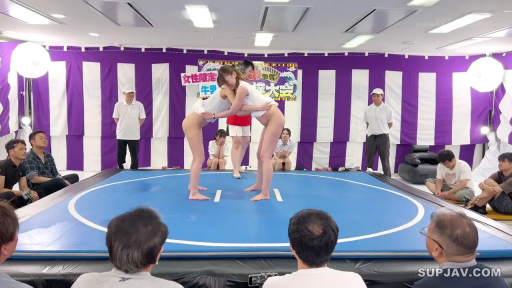 专注 · 多人 · 摔跤 · 体育馆 · 摔跤垫 · 白短袖 · 对峙姿势