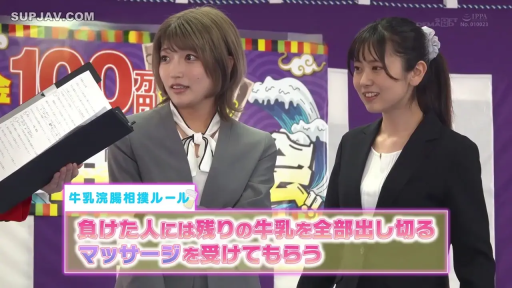 职业西装 · 站立 · 微笑 · 文件夹 · 演播室 · 主持 · 综艺字幕