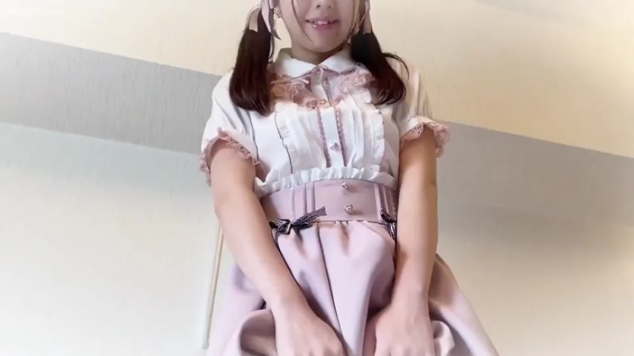 室内 · 站立 · 展示 · 微笑 · 裆部 · 裙子 · 凸起 · 洛丽塔