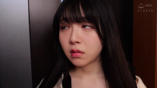 室内 · 面部 · 站立 · 毛衣 · 斜视 · 黑发 · 惊愕