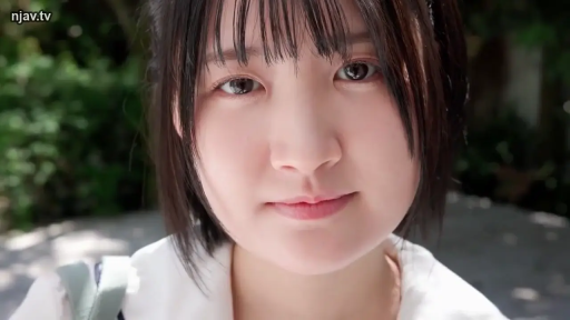 脸部特写 · 站立 · 微笑 · 白色衬衫 · 对视 · 户外 · 短发 · 肩带