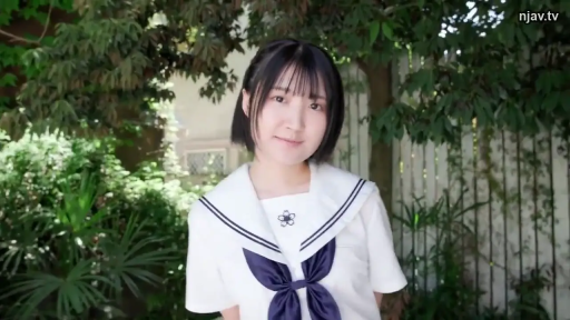 半身 · JK制服 · 户外 · 注视镜头 · 短发 · 正面站立 · 微露笑容